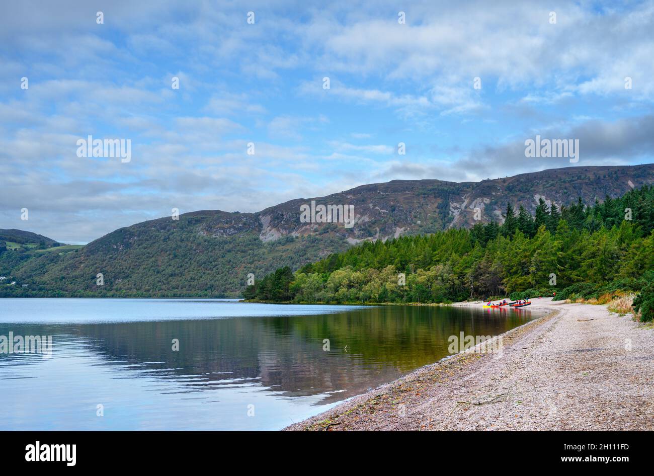 Canoisti a Loch Ness, Dores Beach, Dores, vicino a Inverness, Scozia Foto Stock