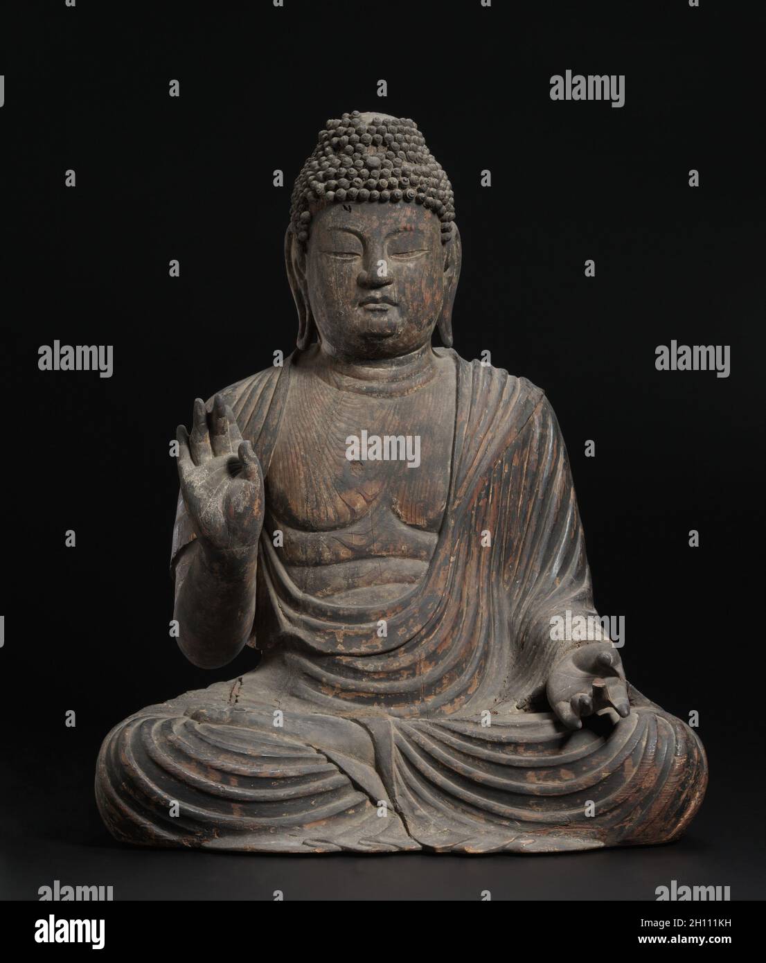 Seduto Shaka, c.. 900. Giappone, periodo Heian (794-1185). Legno laccato e con tracce di colore; totale: 57.2 x 46.4 x 38.1 cm (22 1/2 x 18 1/4 x 15 pollici). Foto Stock