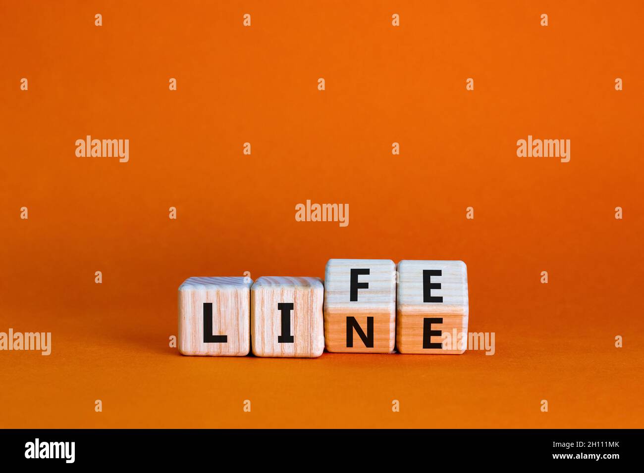 Lifeline, simbolo della linea di vita. Girò i cubi e cambiò la parola 'vita' in 'linea'. Bellissimo sfondo arancione. Linea di vita di affari, linea di vita concep Foto Stock