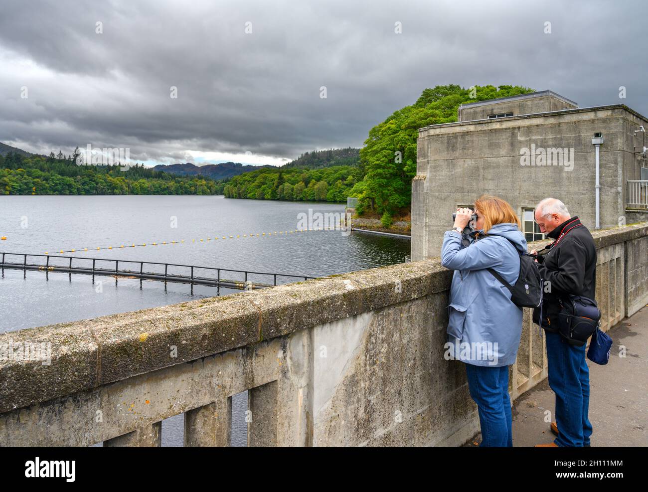 Visitatori alla diga di Pitlochry, Pitlochry, Scozia, Regno Unito Foto Stock