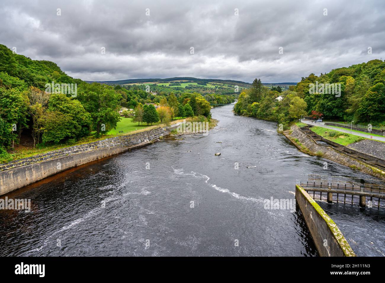 Vista sul fiume Trummel da Pitlochry Dam, Pitlochry, Scozia, Regno Unito Foto Stock