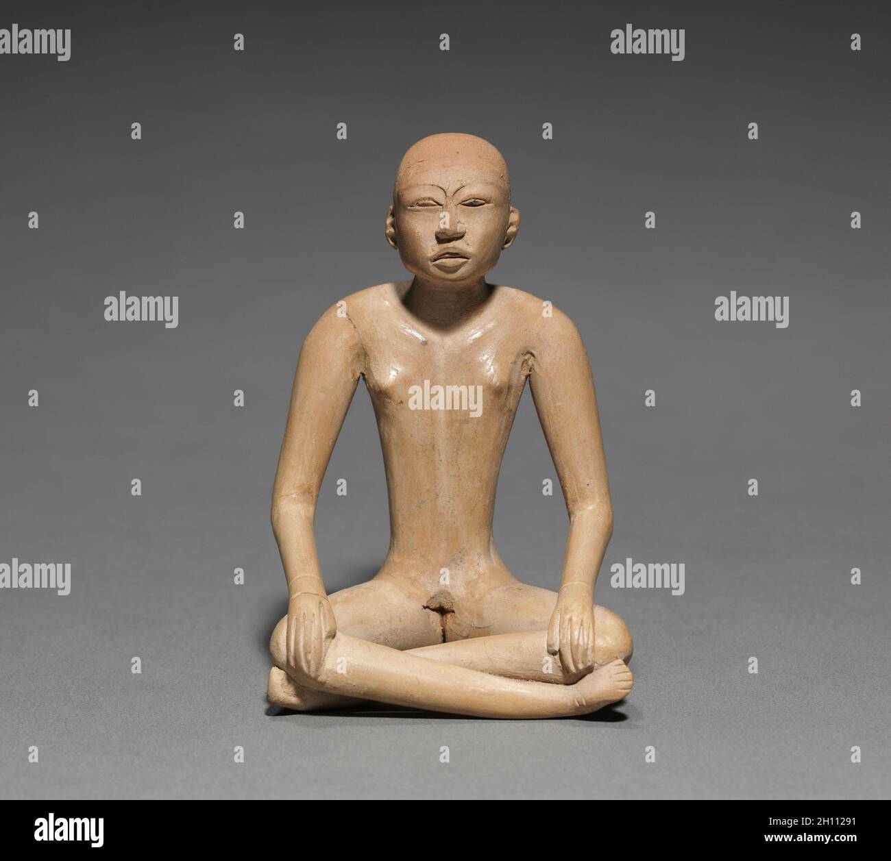 Figurina seduta, ad 1-700 (data di termoluminescenza, ad 225-1055). Messico, Costa del Golfo, zona di Huastec (vicino a Pánuco), i-VIII secolo. Terracotta; totale: 9 cm (9/16 poll.). Foto Stock