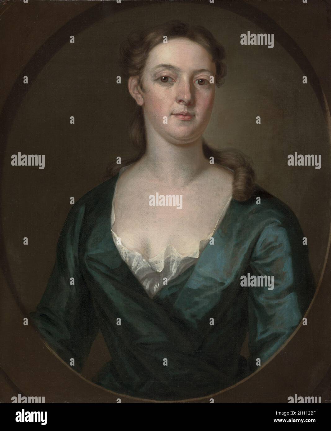 Ritratto di una donna (Judith Colman Bulfinch?), c. 1734. John Smitbert (americano, 1688-1751). Olio su tela; incorniciato: 94 x 81 x 6 cm (37 x 31 7/8 x 2 3/8 poll.); senza cornice: 75.6 x 62.2 cm (29 3/4 x 24 1/2 poll.). La comparsa di un pittore britannico professionalmente addestrato nelle colonie americane in 1729 segna un punto curcial nella storia dell'arte americana. Smitbert non soltanto ha importato le abilità necessarie per trasmettere l'impressione di forme sostanziali e arrotondate in un'immagine, ma il suo successo commerciale ha anche ispirato gli altri a contemplare le carriere come pittori. Nato a Edimburgo e frequentato a Londra e Ita Foto Stock