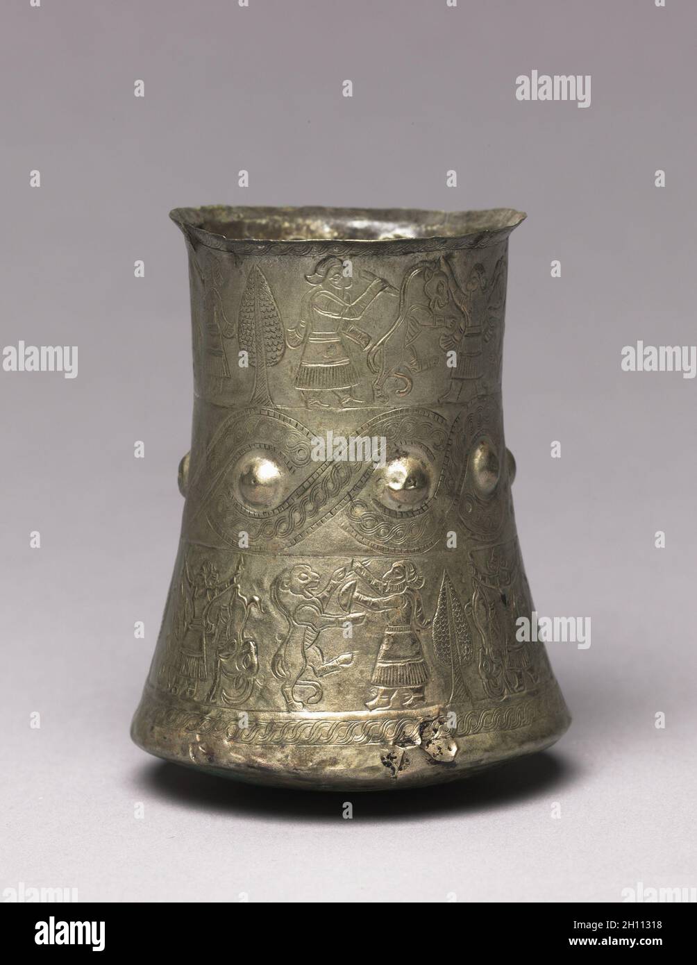 Hero e animale becher di combattimento, 900-700 A.C. Iran, Luristan, 9-VII secolo A.C. Argento, repoussé, inciso; diametro: 7,7 cm (3 1/16 in.), in totale: 10,1 cm (4 in.). Foto Stock
