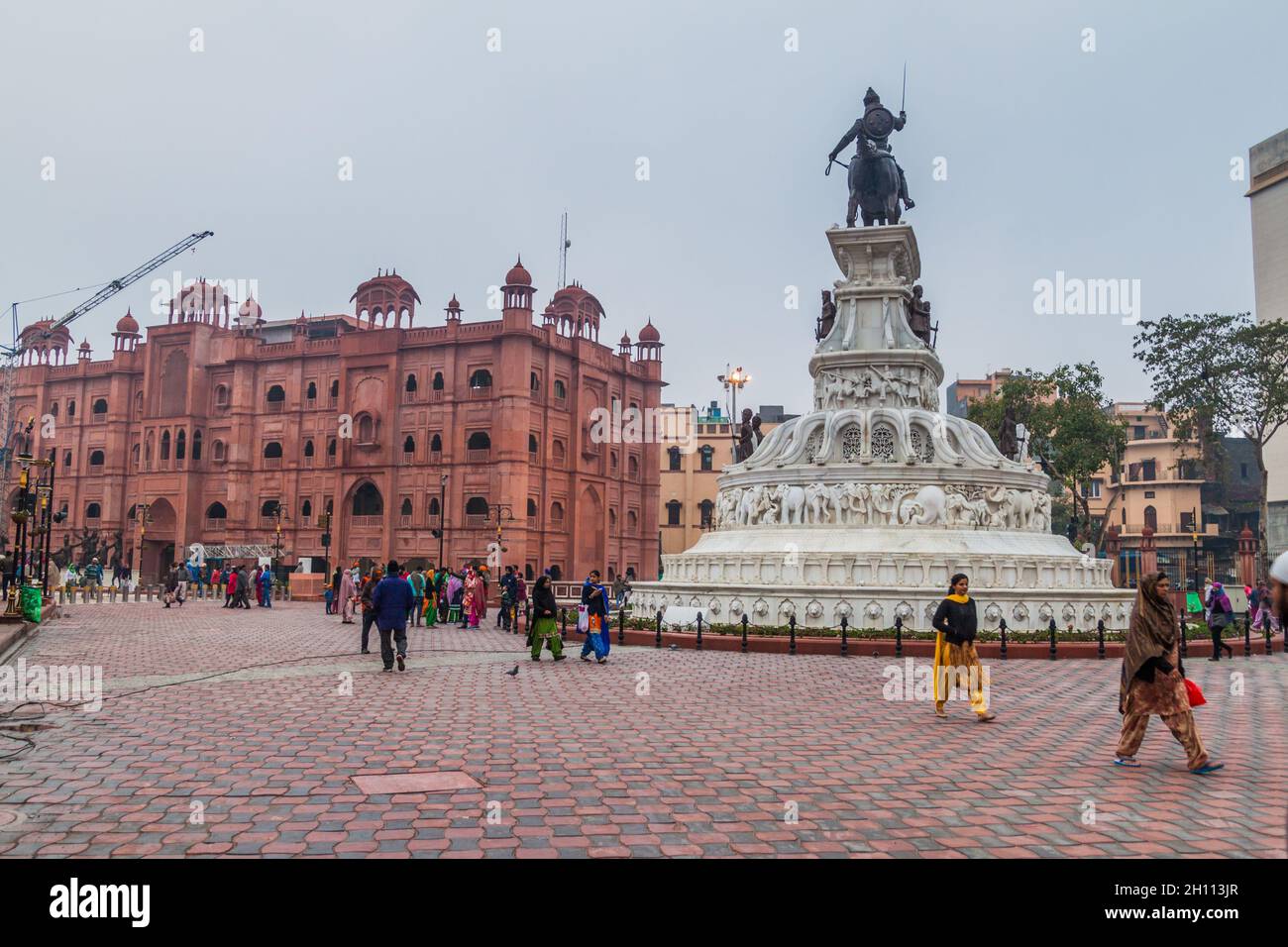 AMRITSAR, INDIA - 26 GENNAIO 2017: Statua di Maharaja Ranjit Singh ad Amritsar, stato del Punjab, India Foto Stock