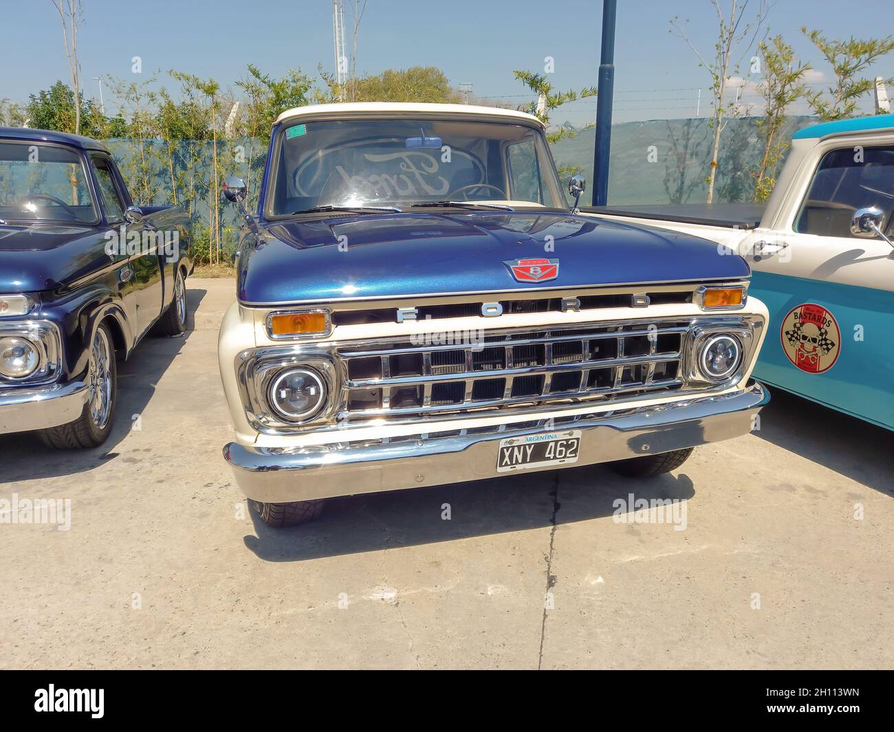 AVELLANEDA - BUENOS AIRES, ARGENTINA - 27 settembre 2021: Colpo di un vecchio camion bianco e blu di raccolta Ford 100 1960. Vista frontale della griglia. Expo Fierros Foto Stock