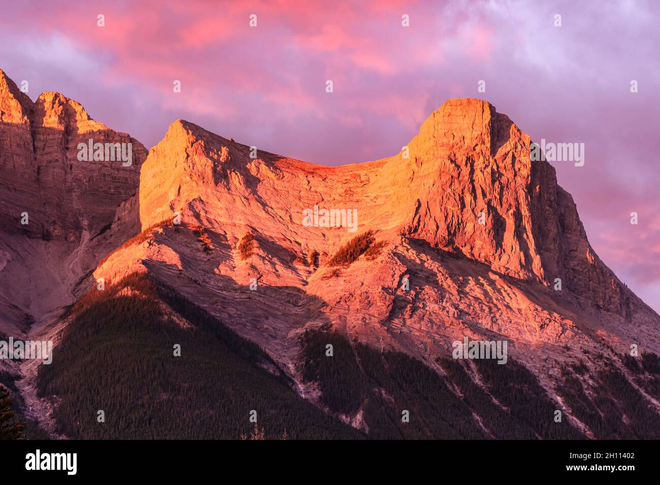 Monte Lawrence grassi e ha Ling Peak nelle Montagne Rocciose canadesi, come visto da Canmore, Alberta Foto Stock