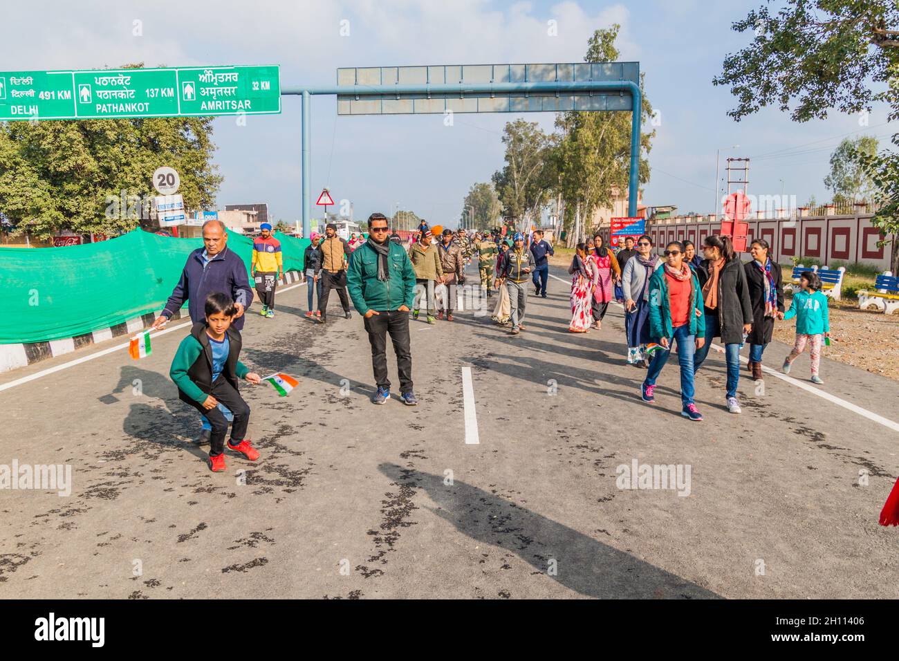 WAGAH, INDIA - 26 GENNAIO 2017: La gente cammina verso il confine per assistere alla cerimonia militare al confine India-Pakistan a Wagah, nel Punjab, India. Foto Stock