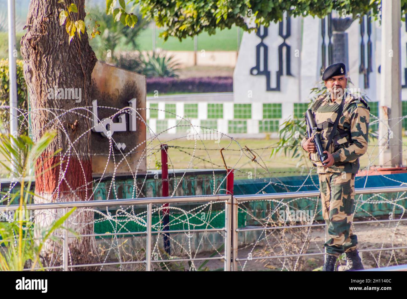 WAGAH, INDIA - 26 GENNAIO 2017: Guardia soldato al confine India-Pakistan a Wagah in Punjab, India. Foto Stock