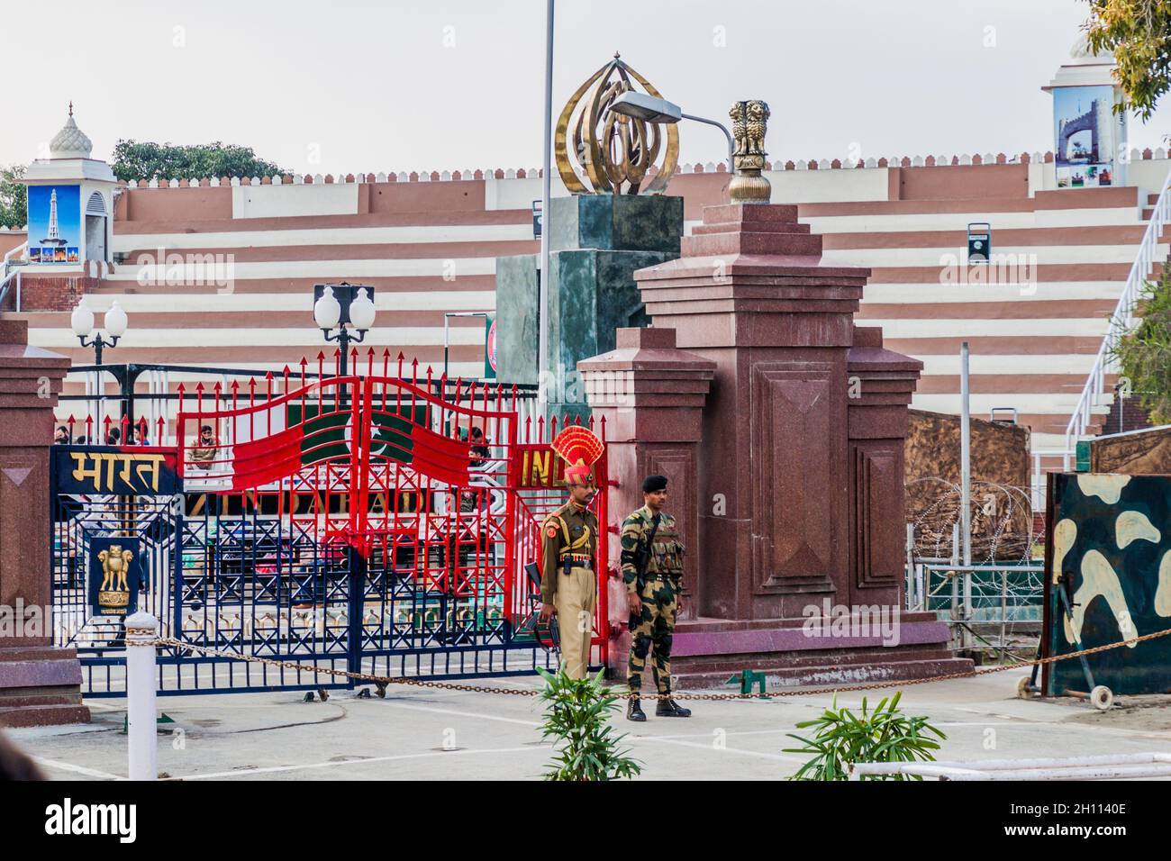 WAGAH, INDIA - 26 GENNAIO 2017: Soldati che sorvegliano il confine India-Pakistan a Wagah, nel Punjab, India. Foto Stock