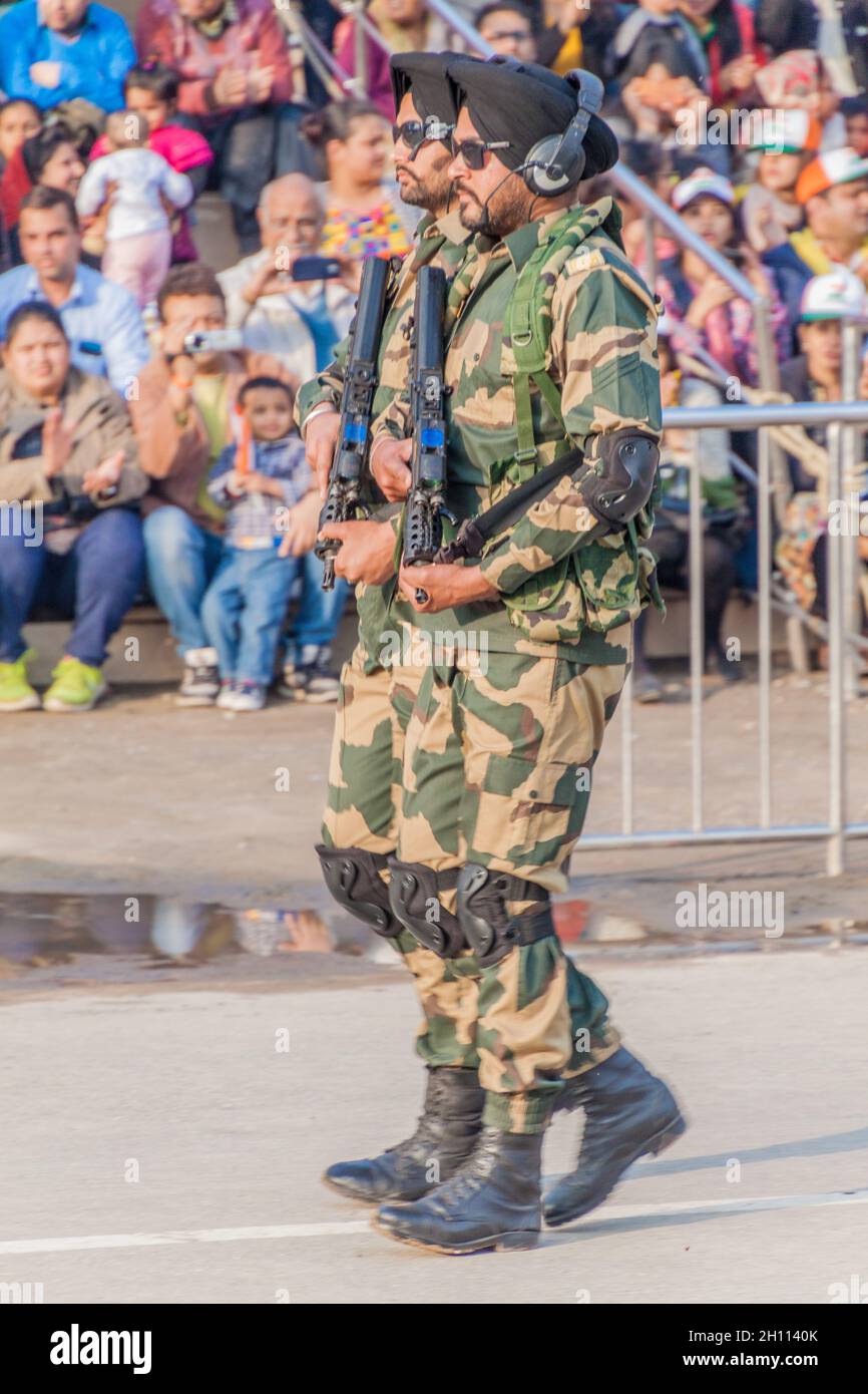 WAGAH, INDIA - 26 GENNAIO 2017: Guardie di confine alla cerimonia militare al confine India-Pakistan a Wagah in Punjab, India. Foto Stock