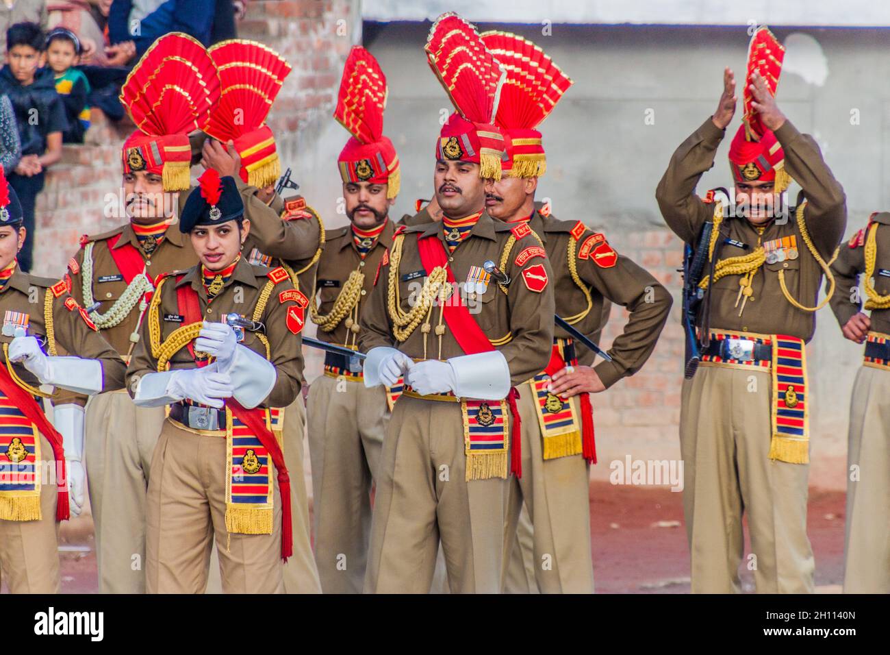 WAGAH, INDIA - 26 GENNAIO 2017: Guardie di confine alla cerimonia militare al confine India-Pakistan a Wagah in Punjab, India. Foto Stock