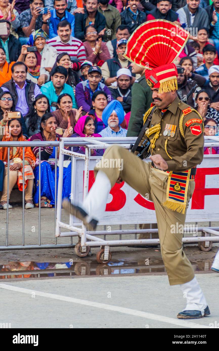 WAGAH, INDIA - 26 GENNAIO 2017: Guardia di confine guardata da spettatori indiani alla cerimonia militare al confine India-Pakistan a Wagah a Punjab, India Foto Stock
