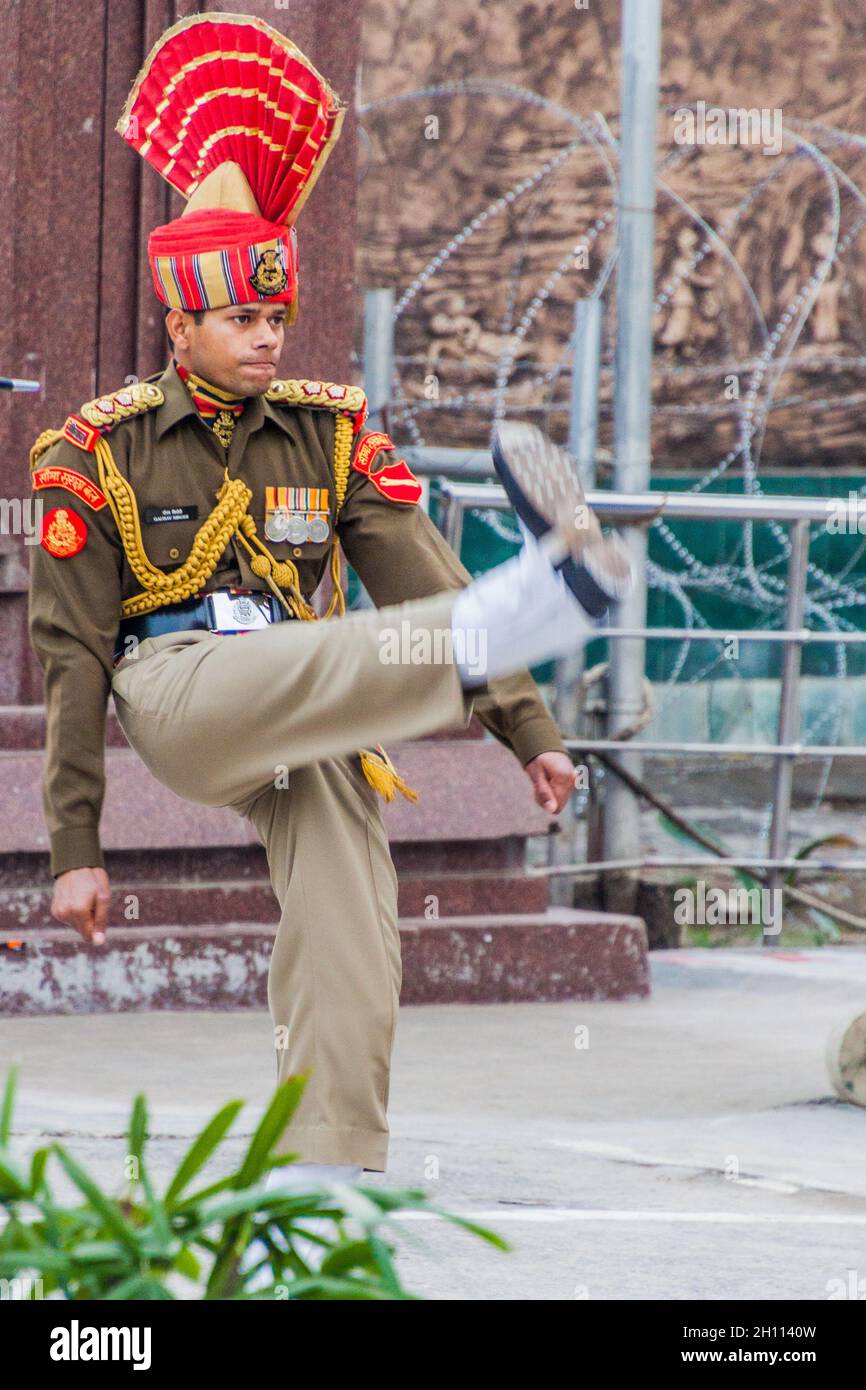 WAGAH, INDIA - 26 GENNAIO 2017: Guardia di confine alla cerimonia militare al confine India-Pakistan a Wagah a Punjab, India. Foto Stock