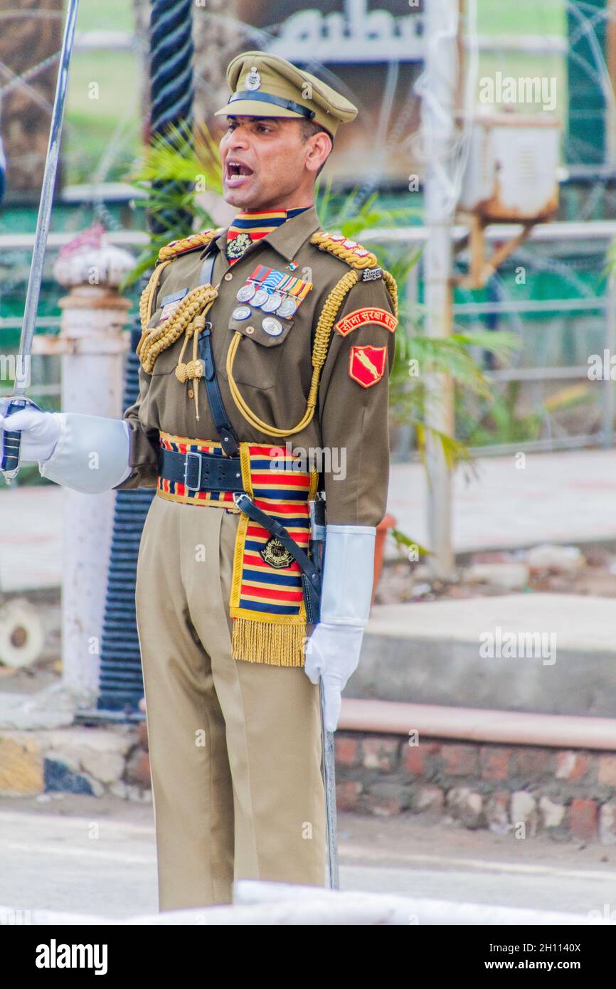 WAGAH, INDIA - 26 GENNAIO 2017: Guardia di frontiera indiana alla cerimonia militare al confine India-Pakistan a Wagah in Punjab, India. Foto Stock