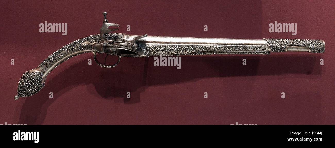"Rat-Tailed' Miquelet-Lock pistola, tardo settecento-primi 1800s. Balcanica, tardo XVIII-XIX secolo. Acciaio e argento (tutti) di metallo bacchetta di caricamento mancante; complessivo: 53,3 cm (21 in.); cilindretto: 34,9 cm (13 3/4 in.); foro: 1,7 cm (11/16 in.). Foto Stock