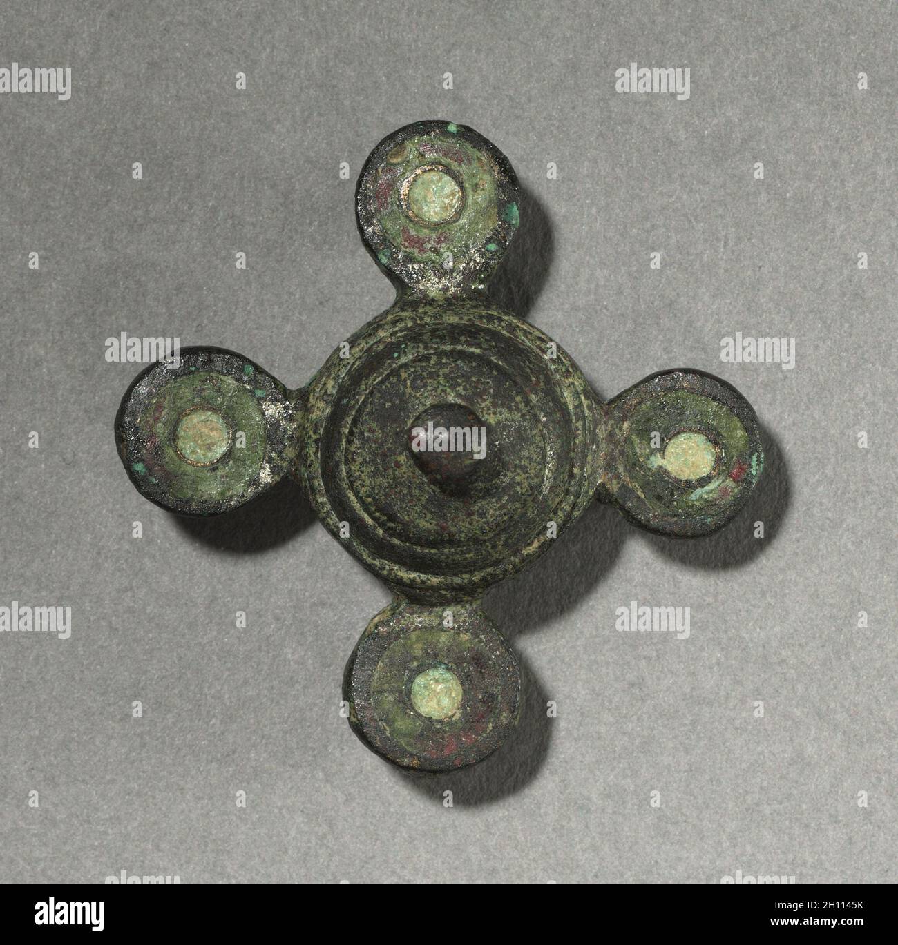 Spilla ornamentali, c. 100-300. O gallo-romana Romano-British, periodo di migrazione, 2a-3a secolo. Il bronzo e smalto; complessivo: 3,9 x 3,8 x 1,9 cm (1 9/16 x 1 1/2 x 3/4 in.). Foto Stock