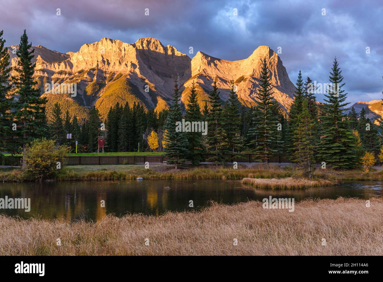 Monte Lawrence grassi e ha Ling Peak nelle Montagne Rocciose canadesi, come visto da Canmore, Alberta Foto Stock