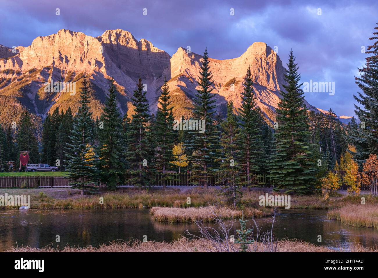 Monte Lawrence grassi e ha Ling Peak nelle Montagne Rocciose canadesi, come visto da Canmore, Alberta Foto Stock