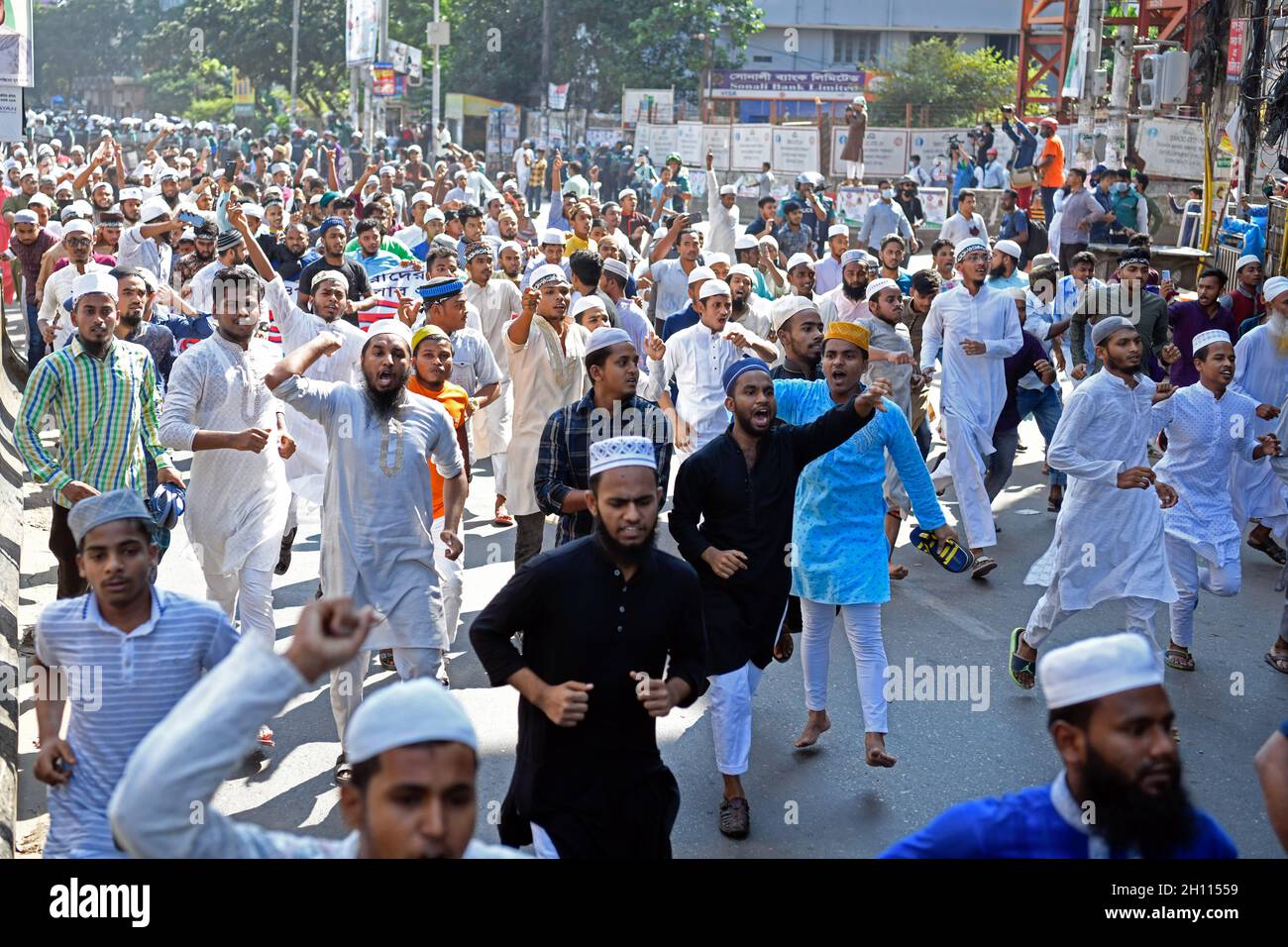 Dhaka, Bangladesh. 15 ottobre 2021. I musulmani cantano slogan durante la manifestazione. I musulmani protestano per la scomparsa del Sacro Corano a Dhaka, Bangladesh. Le proteste hanno cominciato il 13 ottobre dopo che un filmato è emerso di un Corano che è posto sul ginocchio di una figura di un dio indù durante le celebrazioni per il festival indù di Durga Puja. (Foto di Piyas Biswas/SOPA Images/Sipa USA) Credit: Sipa USA/Alamy Live News Foto Stock