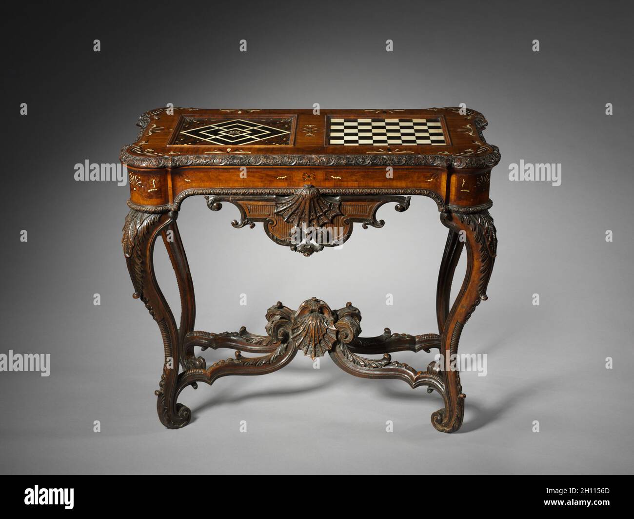 Tavolo da gioco, c. 1735. Germania, Mainz, XVIII secolo. E in legno con intarsi in avorio; complessivo: 78,7 x 94 x 54,6 cm (31 x 37 x 21 1/2 in.); Parte 1: 92,1 x 54 x 2,6 cm (36 1/4 x 21 1/4 x 1 in.). Foto Stock