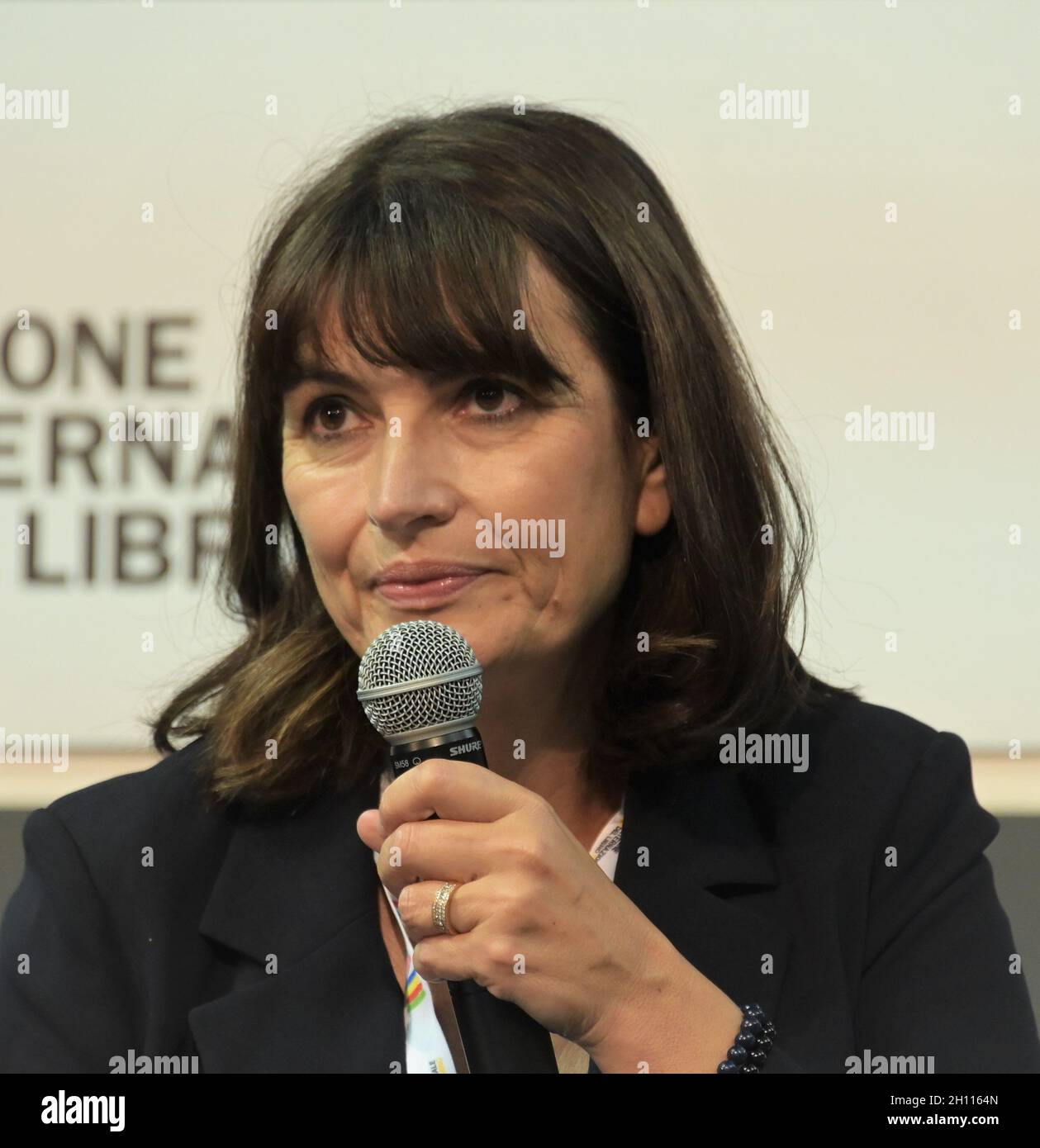 Torino, Italia. 15 ottobre 2021. Torino, Italia Fiera Internazionale del Libro 2021 Valèrie Perrin parla dei suoi libri per la prima volta ospite alla Fiera del Libro di Torino nella foto: Valèrie Perrin Credit: Independent Photo Agency/Alamy Live News Foto Stock