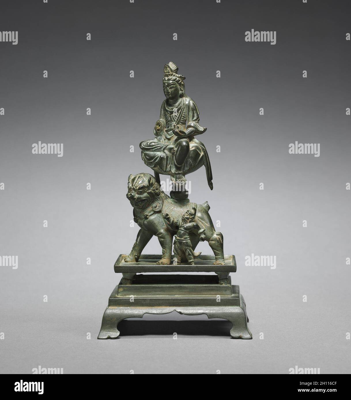 Manjusri Riding on a Lion, 900s. Cina, dinastia Liao (916-1125). Bronzo; totale: 17 x 10.2 cm (6 11/16 x 4 poll.). Foto Stock