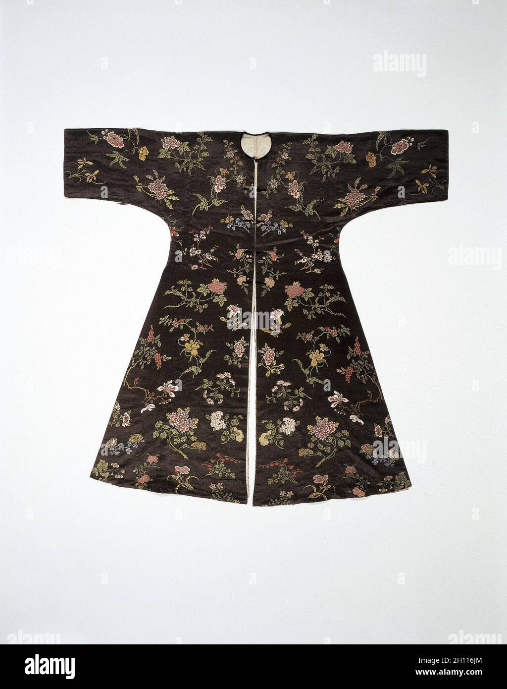 Donna di Silk Robe, c.. 1770-80. Cina, dinastia Qing (1644-1911). Seta: Tessuto satinato con trama supplementare; totale: 132.1 x 142.5 cm (52 x 56 1/8 poll.). Foto Stock