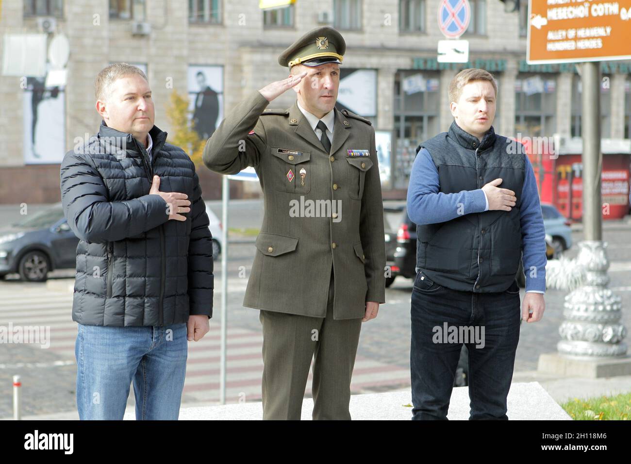 Kiev, Ucraina. 14 Ott 2021. KIEV, UCRAINA - 14 OTTOBRE 2021 - i partecipanti di una cerimonia di posa dei fiori sono visti al Memorial ai soldati che sono morti nella guerra della Federazione Russa contro l'Ucraina durante il giorno dei difensori e delle difese dell'Ucraina, Kiev, capitale dell'Ucraina Credit: Ukrinform/Alamy Live News Foto Stock