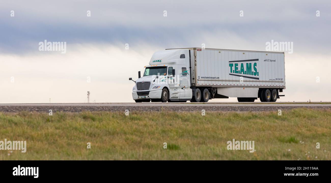 Camion bianco sull'autostrada in una zona rurale. Vista stradale, foto di viaggio, messa a fuoco selettiva, nessuno, spazio di copia per il testo. 28,2021 settembre - Calgary, AB, Foto Stock