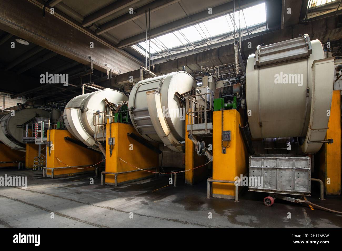 Officina di cuoio. Grandi barili in legno per la concia di cuoio bovino Foto Stock