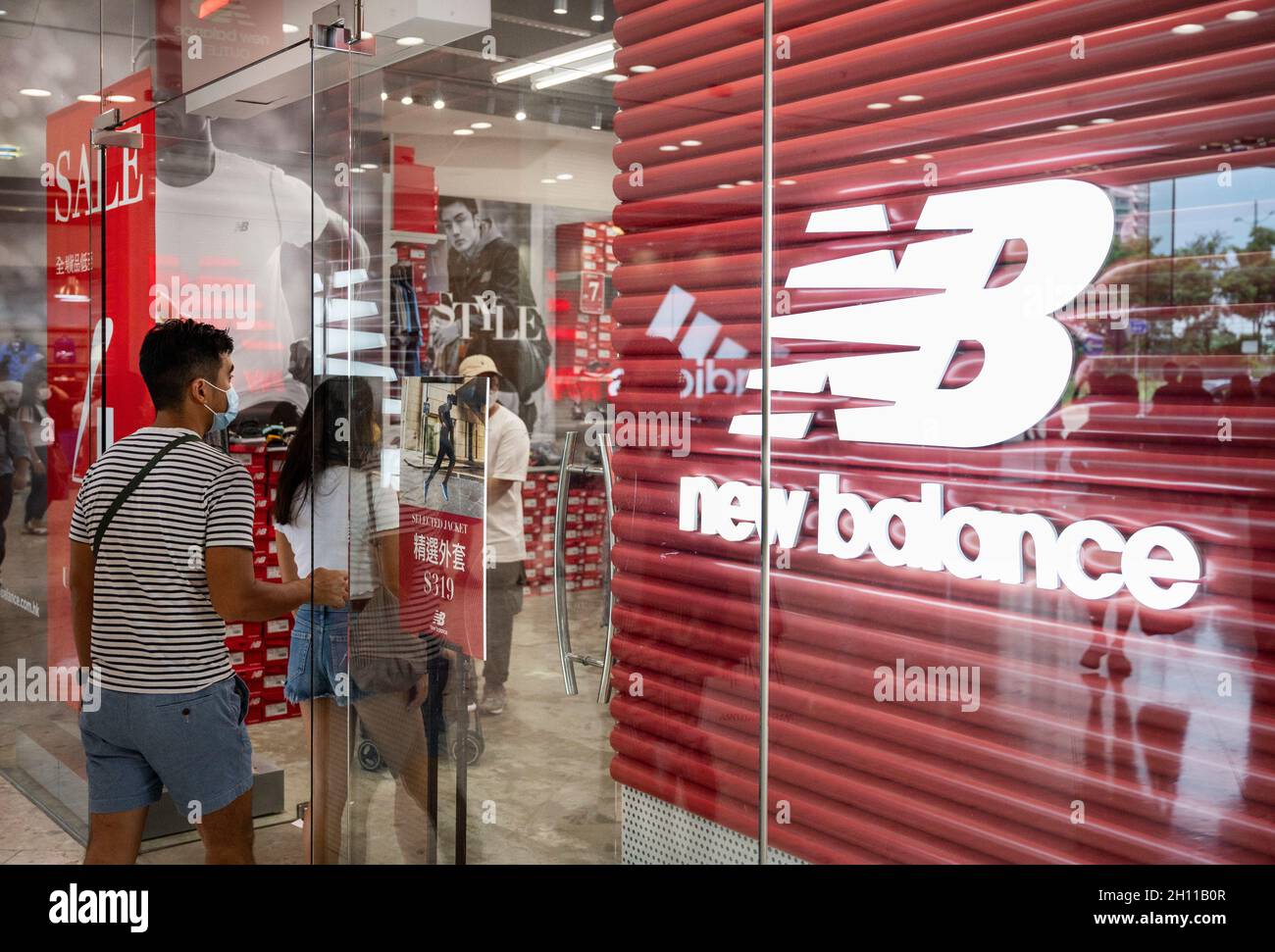 Hong Kong, Cina. 1 ottobre 2021. Gli amanti dello shopping sono visti al negozio americano di calzature New Balance (NB) nel distretto di Tung Chung a Hong Kong. (Credit Image: © Budrul Chukrut/SOPA Images via ZUMA Press Wire) Foto Stock