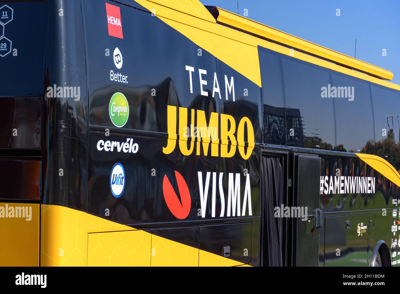 ZAGABRIA, CROAZIA - Ott 03, 2021: Nero e giallo Jumbo visma pro cycling team bus Foto Stock