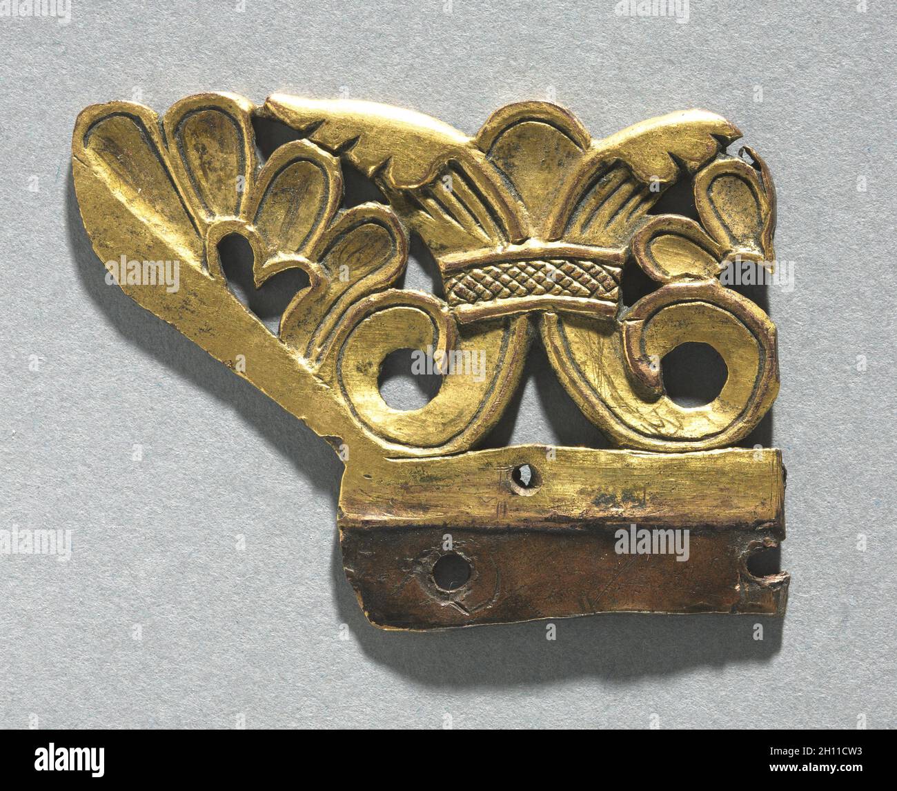 Frammento di una cresta ornamentali da un reliquiario Santuario, c. 1165-1180. Mosan, VALLE MOSANA, Maastricht?, periodo gotico del XII secolo. Rame dorato, émail brun (smalto marrone); complessivo: 5.3 x 4.2 cm (2 1/16 x 1 5/8 in.). Foto Stock