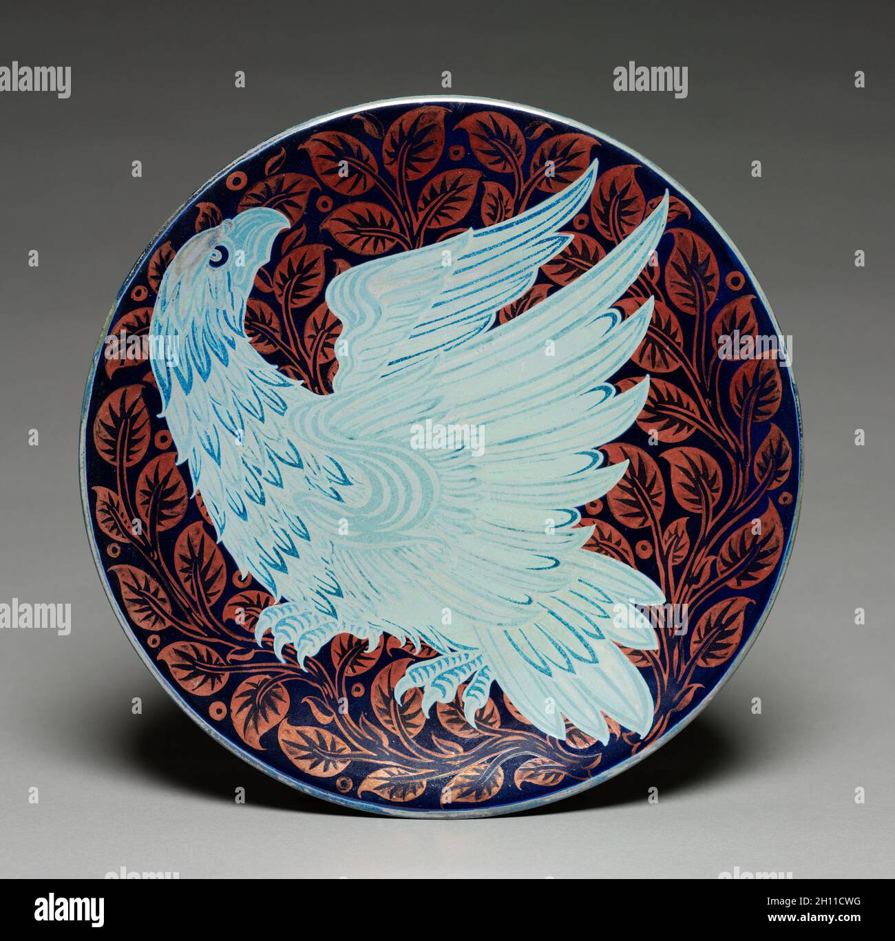 Piatto, c. 1900. William Frend De Morgan (British, 1839-1917), Charles passeggero (inglese). La ceramica; diametro: 2,5 x 25,2 cm (1 x 9 15/16 in.). Foto Stock