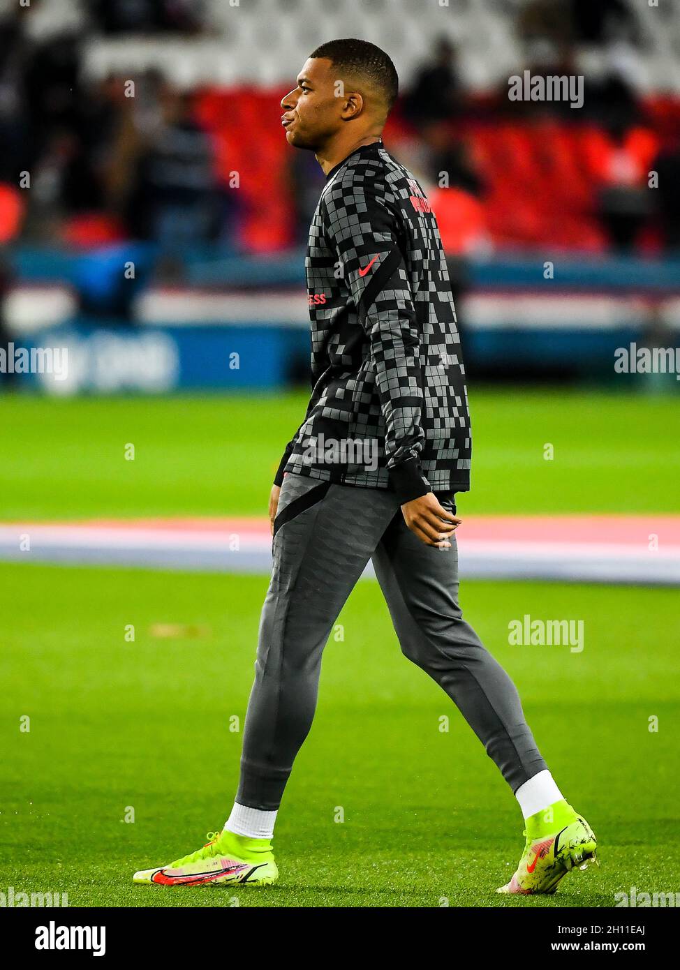 Parigi, Francia. 15 ottobre 2021. PARIJS, FRANCIA - OTTOBRE 15: Kylian Mbappe di Parigi Saint-Germain durante la partita francese Ligue 1 tra Parigi Saint-Germain e Angers al Parc des Princes il 15 Ottobre 2021 a Parijs, Francia (Foto di Matthieu Mirville/Orange Pictures) Credit: Orange Pics BV/Alamy Live News Foto Stock