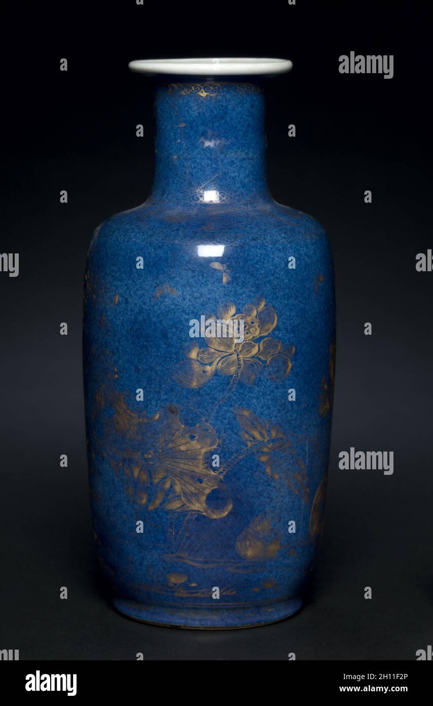 Vaso con piante di loto, 1662-1722. Cina, dinastia Qing (1644-1911), Kangxi regno (1661-1722). Porcellana; diametro: 24.2 cm (9 1/2 in.). Foto Stock