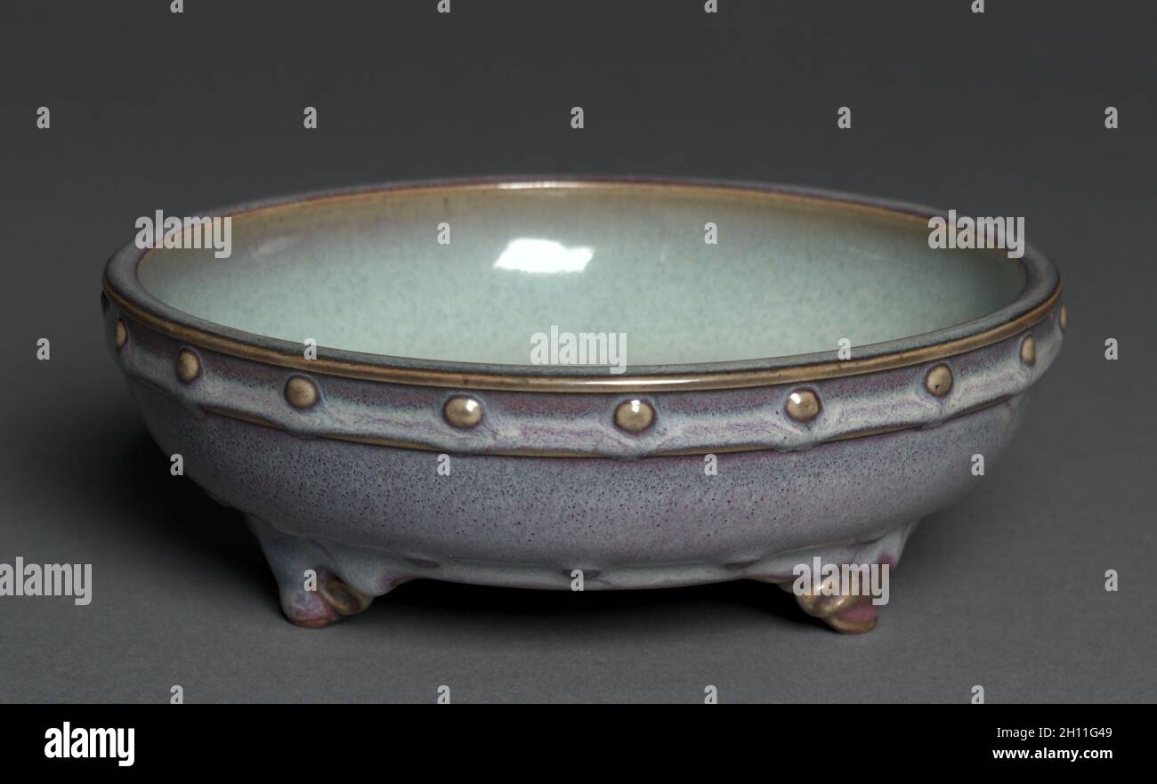 Bulbo ciotola: Jun Ware, 1300-1400. Cina settentrionale, dinastia Yuan (1271-1368) - dinastia Ming (1368-1644). Gres smaltato; tuta: 7 x 20.3 cm (2 3/4 x 8 poll.). Foto Stock