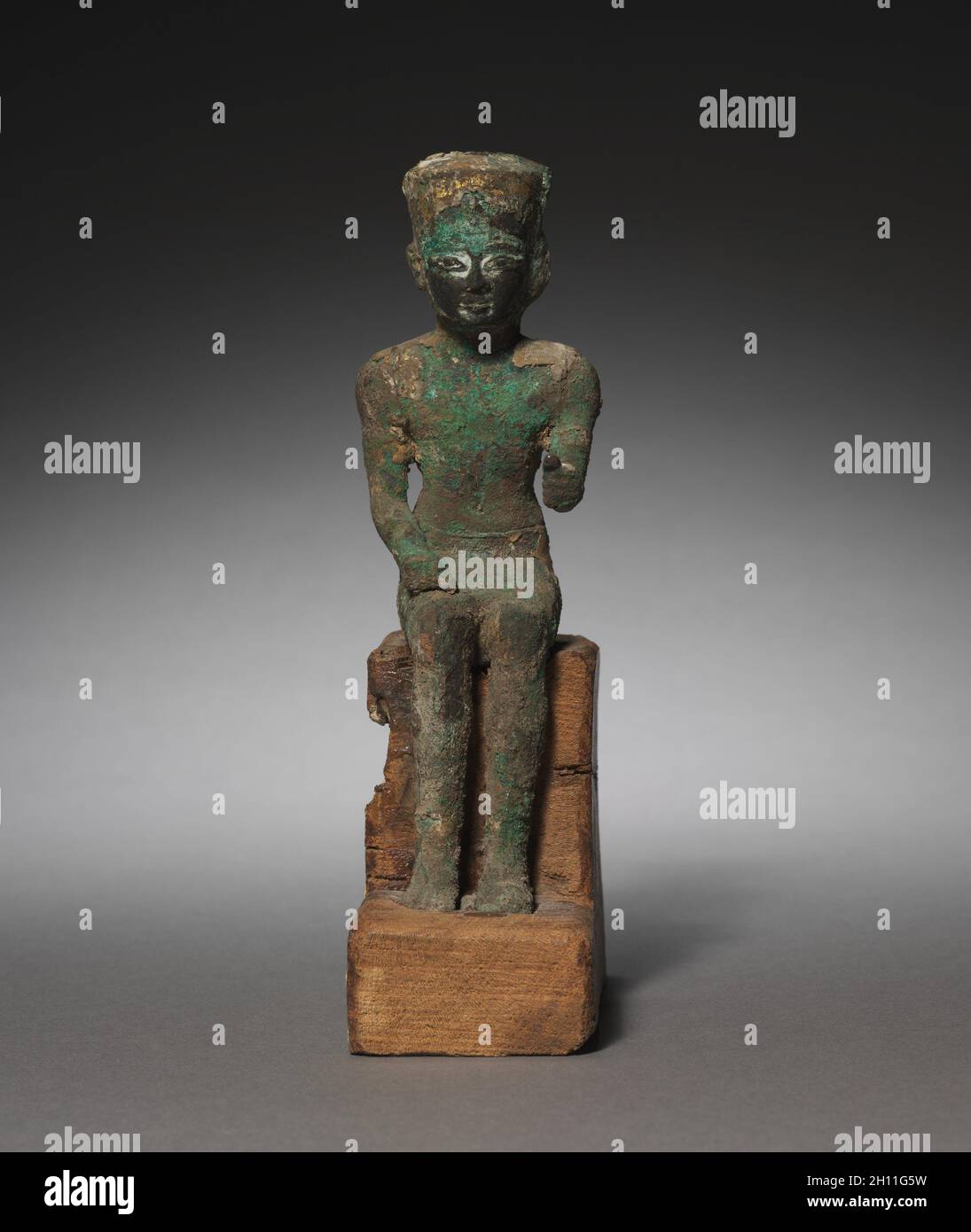 Statuetta di seduto Amen-Ra, 715-525 A.C. Egitto, tardo periodo, Dynasty 25-26 (?). Bronzo e nero, di rame dorato e intarsiato; complessivo: 19 x 5,5 x 11,5 cm (7 1/2 x 2 3/16 x 4 1/2 in.). Foto Stock