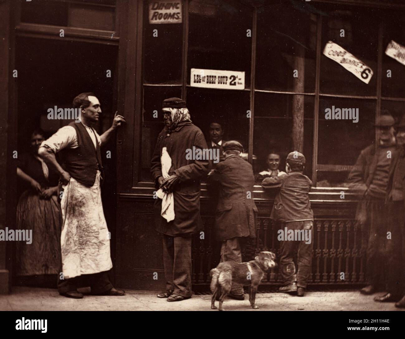 Street Life a Londra: A Convict's Home, 1876. John Thomson (scozzese, 1837-1921), pubblicato da Sampson Low, Marston, Searle e Rivington. Woodburytype; immagine: 9 x 11.5 cm (3 9/16 x 4 1/2 poll.); opaca: 30.6 x 35.6 cm (12 1/16 x 14 poll.). Foto Stock