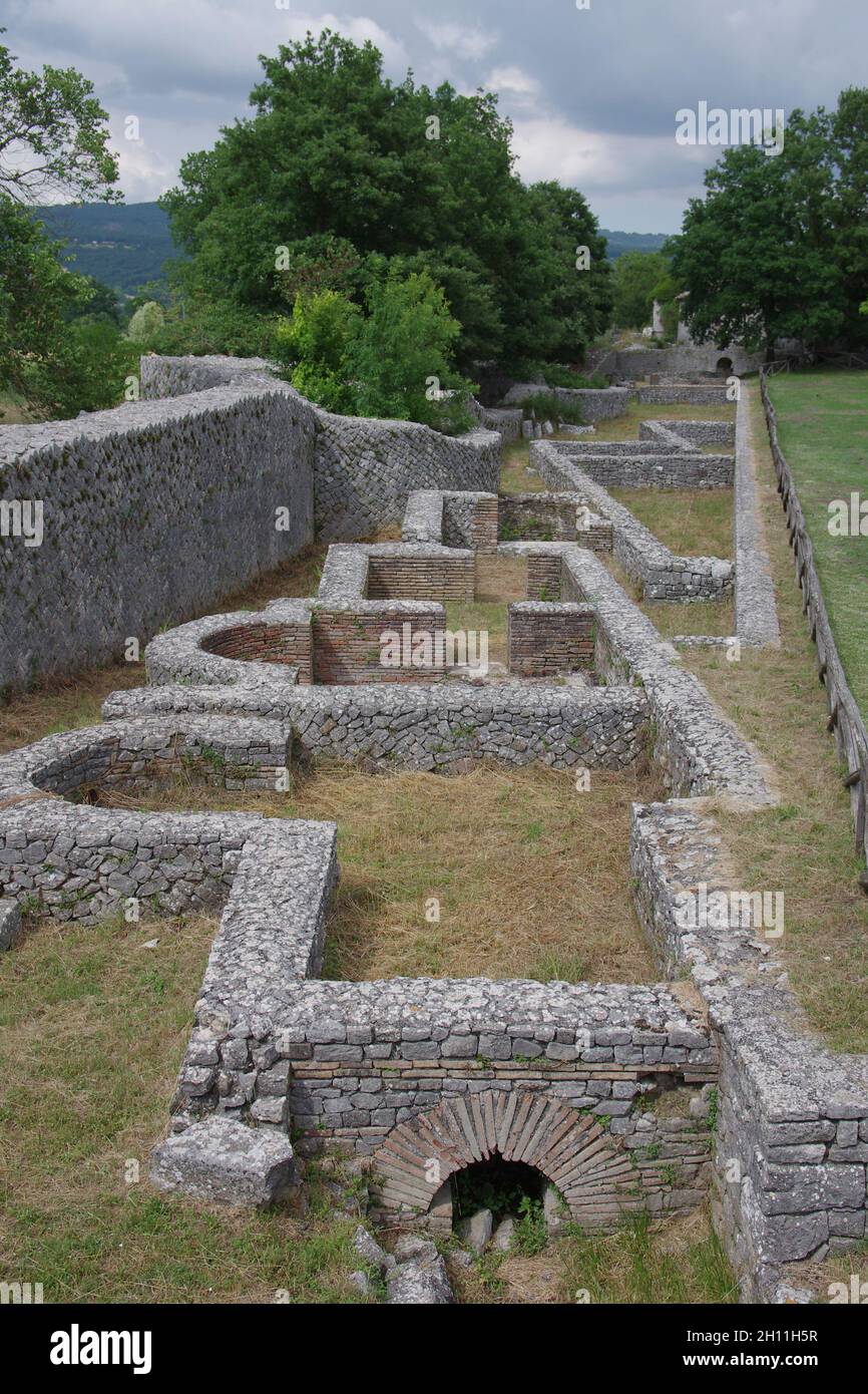 Sito archeologico di Altilia: I resti delle antiche terme mostrano una serie di ambienti comunicanti. Sepino, Molise , Italia. Foto Stock