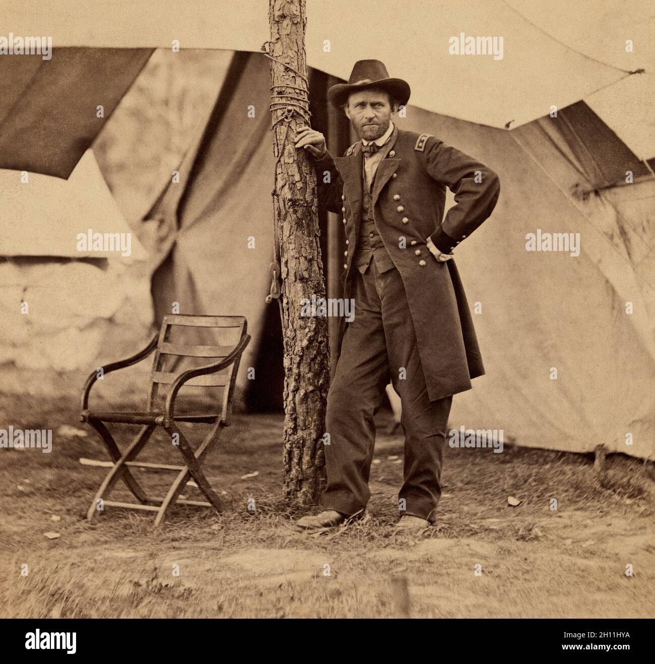 Grant di Ulysses S. (1822-85), diciottesimo presidente degli Stati Uniti 1869-77, General of Union Army durante la guerra civile americana, ritratto a tutta lunghezza in uniforme militare, Mathew Brady Studio, 1864 Foto Stock