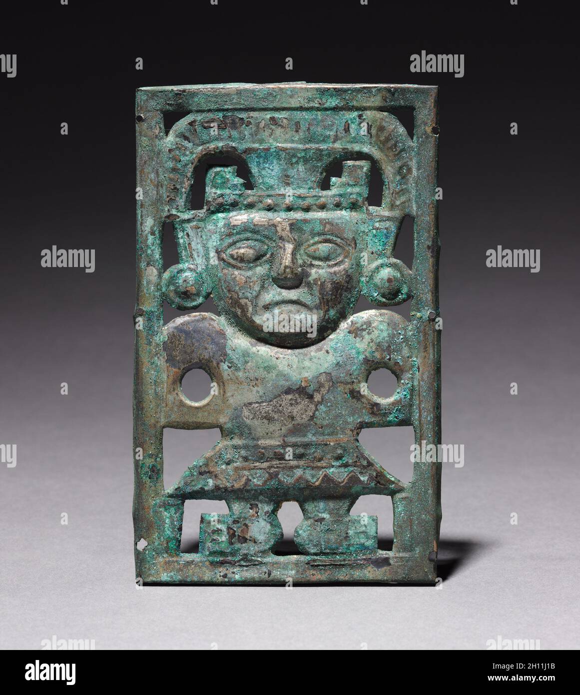 Targa, 1300-1400. Perù, Costa del Nord, Cultura della fine di Chimú, 14 °-15 ° secolo. Bronzo; totale: 15.3 x 9.4 cm (6 x 3 11/16 poll.). Foto Stock
