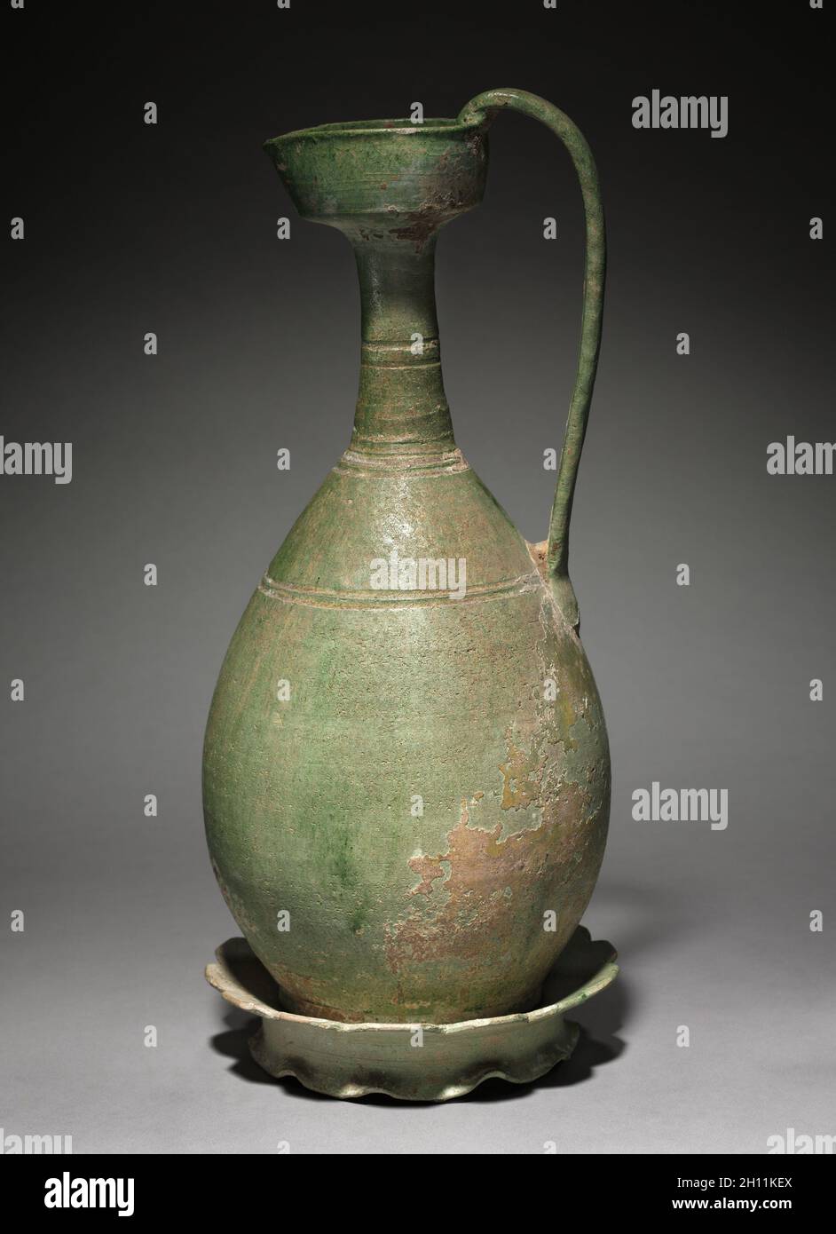 Ewer con corolla Base, 907-1125. Cina, Manciuria, Dinastia Liao (916-1125). Ceramiche; diametro: 54,6 cm (21 1/2 in.), in totale: 39,4 cm (15 1/2 in.); base: 19,4 x 18 cm (7 5/8 x 7 1/16 in.). Foto Stock