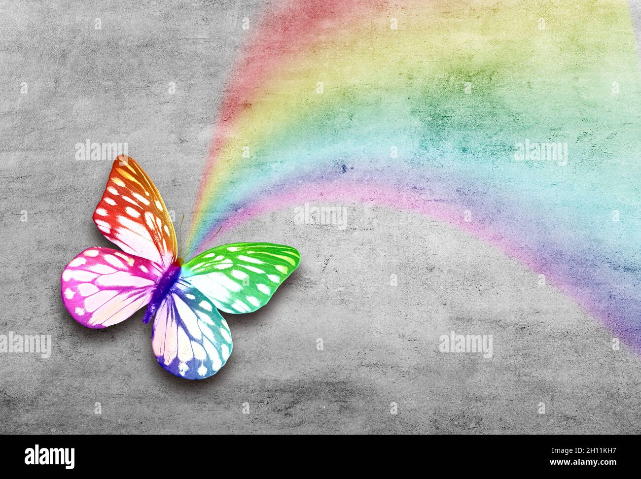 Astratto grunge grigio fondo in calcestruzzo con arcobaleno farfalla colorata Foto Stock