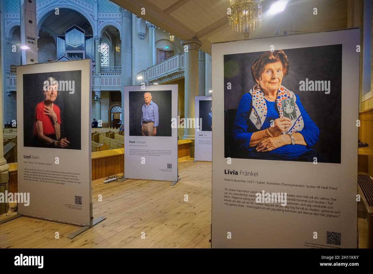 "Fading Stories" è una mostra itinerante con foto di Sanna Sjöswärd, che documenta i sopravvissuti dell'Olocausto. Questa settimana si trova nella chiesa Foto Stock