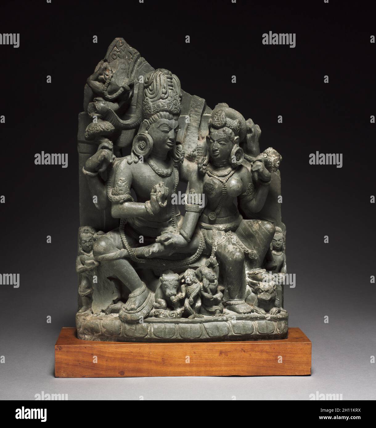 Siva e Parvati (Uma-Mahesvara), 900s. India del nord, Uttaranchal, Almoral, decimo secolo. Verdastro-grigio scisto; complessivo: 48 x 34 x 14,5 cm (18 7/8 x 13 3/8 x 5 11/16 in.). Foto Stock