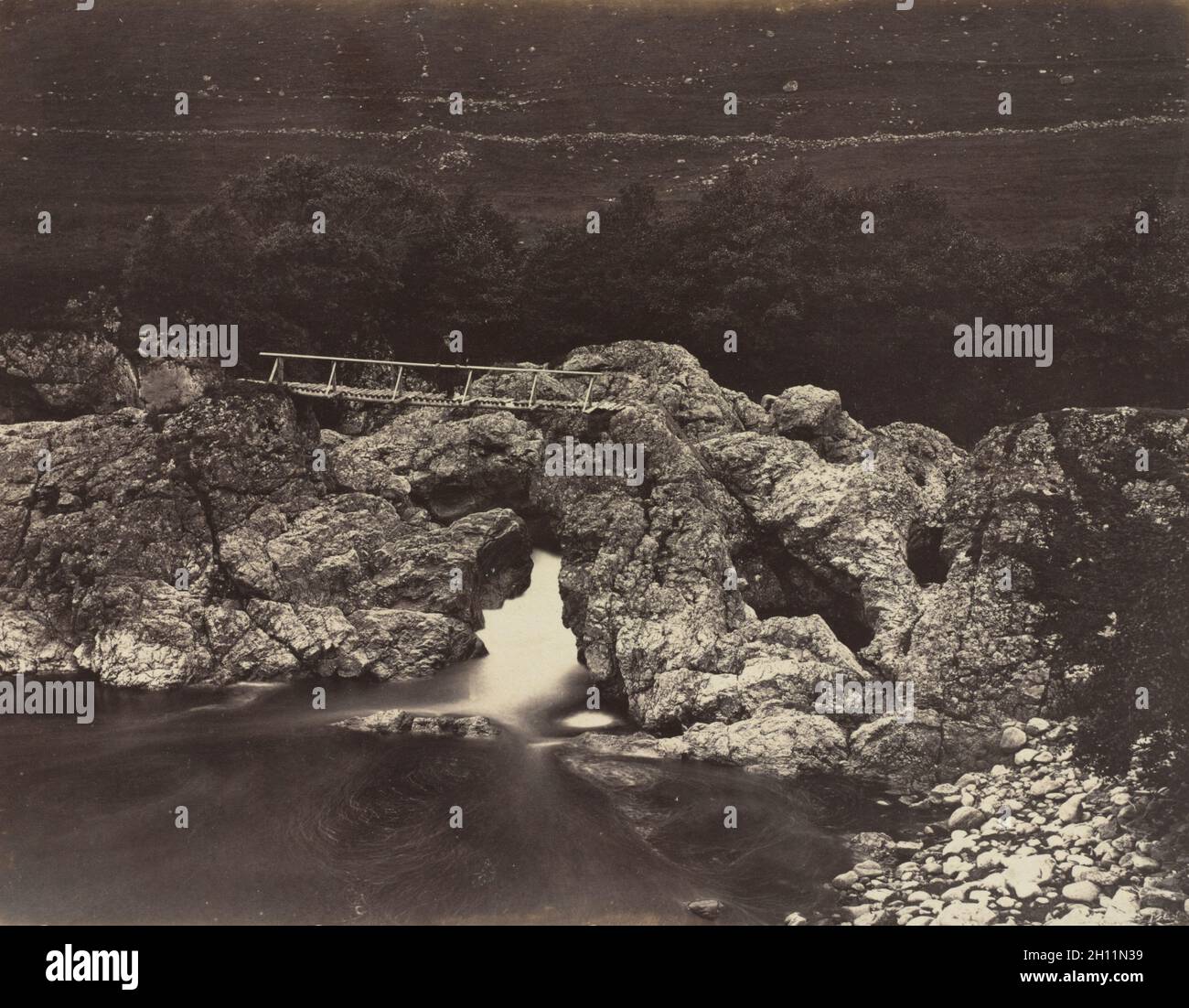 Glen Tilt: Shepherd's Bridge vicino Forest Lodge, 1871. James Valentine (britannico, 1815-1880). Stampa albume da collodio umido negativo; immagine: 18.6 x 24 cm (7 5/16 x 9 7/16 poll.); opaca: 40.6 x 50.8 cm (16 x 20 poll.). Foto Stock