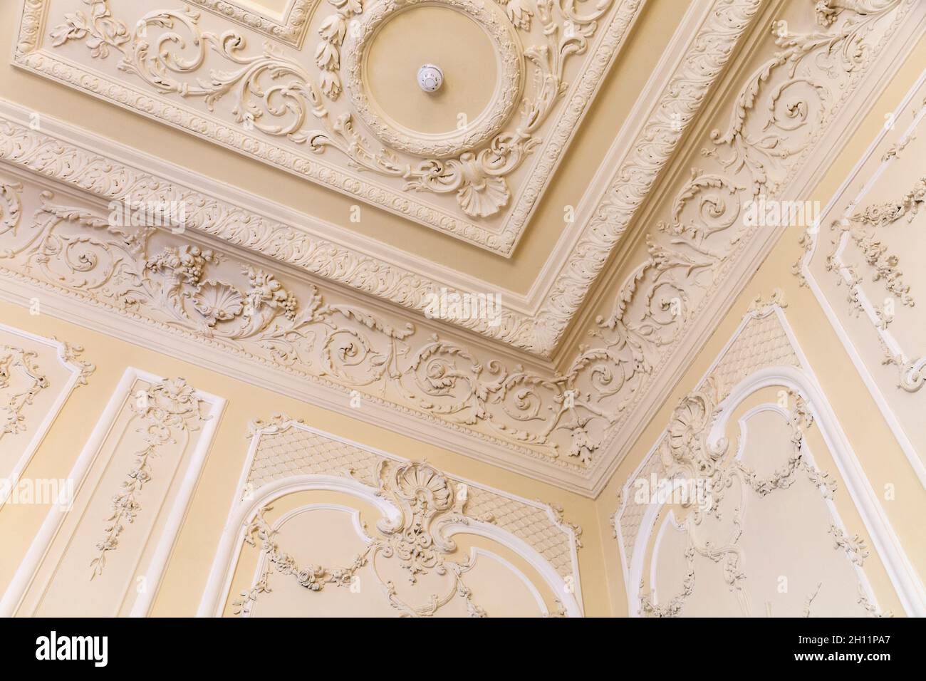Sala Musica decorata in stile Luigi XVI con lavori decorativi in gesso presso la British Academy di Londra, Regno Unito Foto Stock