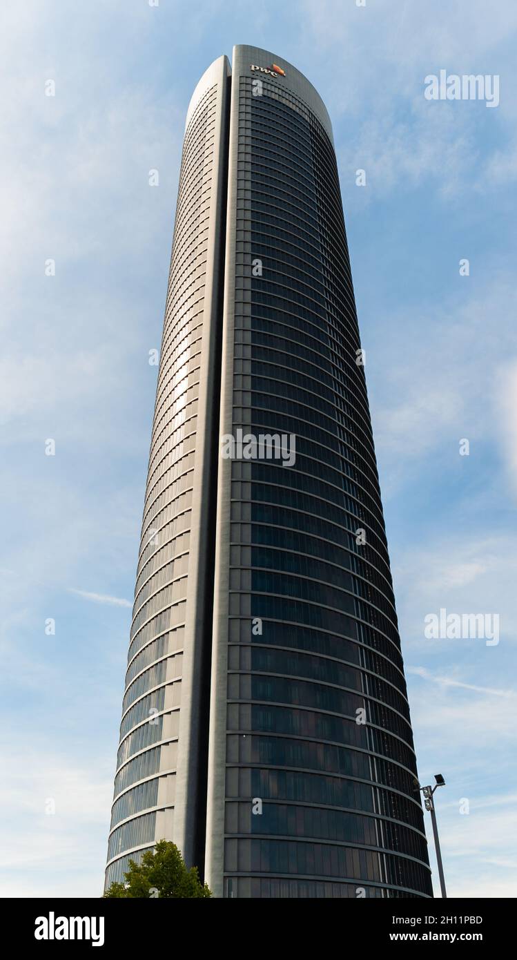 Madrid, Spagna; 5 settembre: Torre PWC della zona d'affari Four Towers nel Paseo de la Castellana nel centro di Madrid, Spagna. Foto Stock
